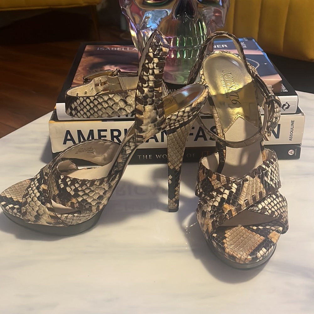 MICHAEL Michael Kors Odessa Sandal - Picture 2 of 5